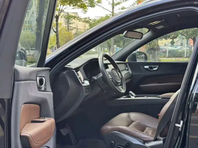 Volvo XC60 — Фото автомобиля 5