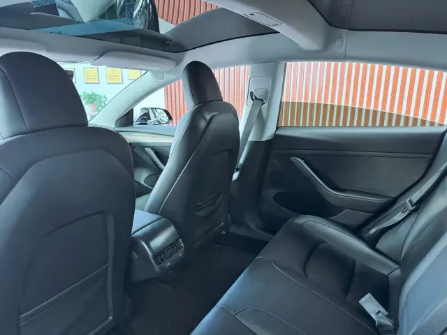 Tesla Model 3 — Фото автомобиля 9