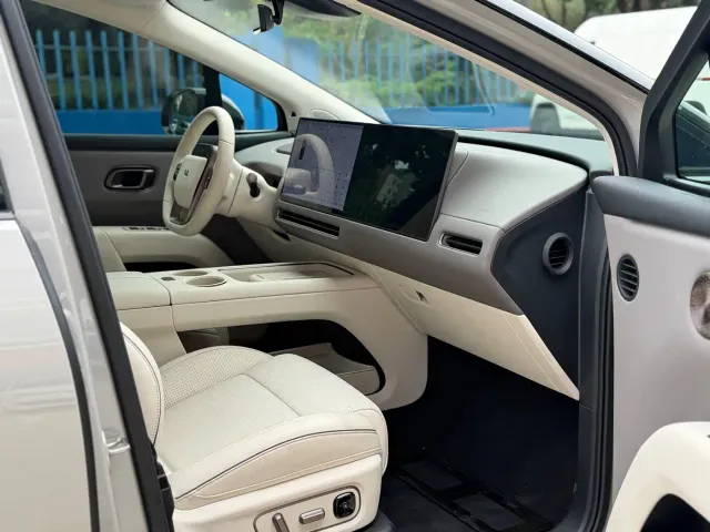 Li Auto i8 — Фото автомобиля 13