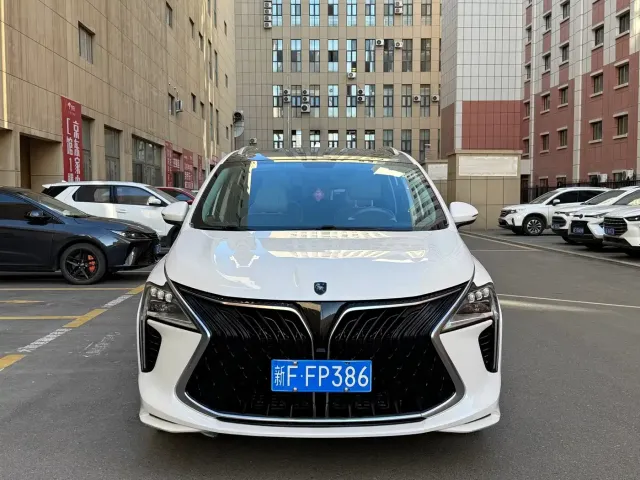 Dongfeng Fengxing Fengxing Yacht 2022 1.5T DCT Chase the Wind Edition — Фото автомобиля 2