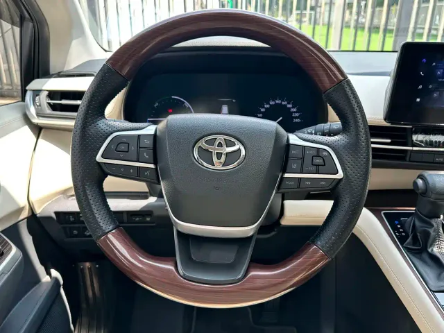 Toyota Sienna — Фото автомобиля 14