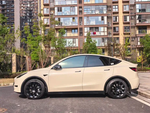 Tesla Model Y — Фото автомобиля 8