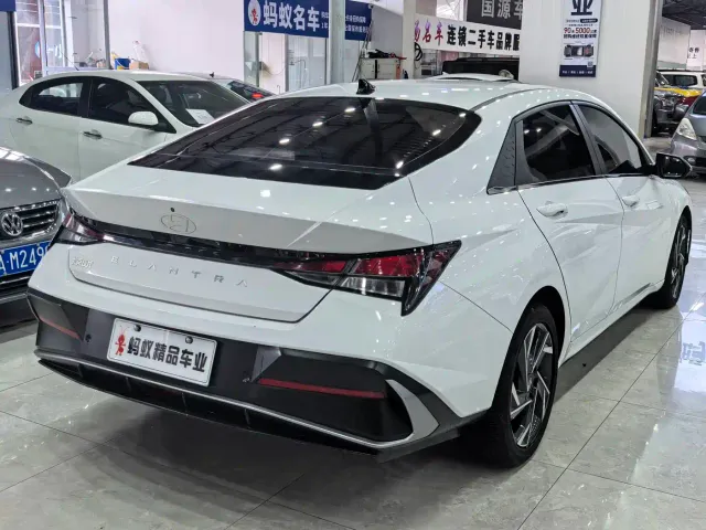 Hyundai Elantra — Фото автомобиля 12
