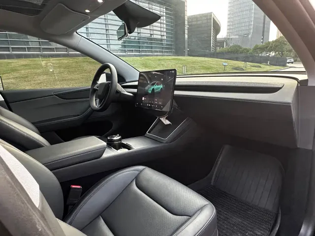 Tesla Model Y — Фото автомобиля 15