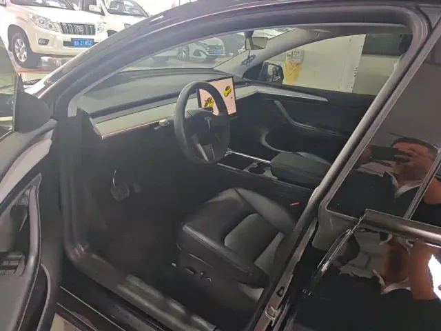 Tesla Model Y — Фото автомобиля 9