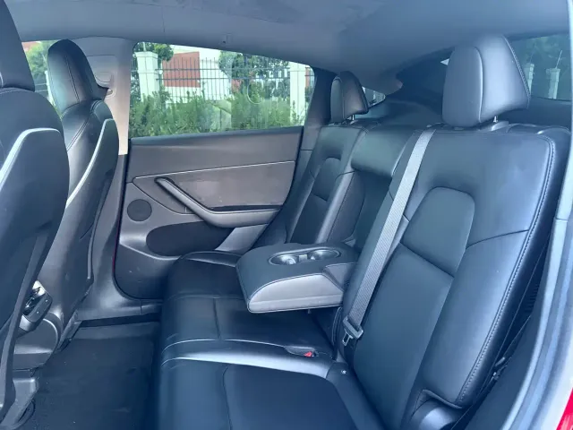 Tesla Model Y — Фото автомобиля 8