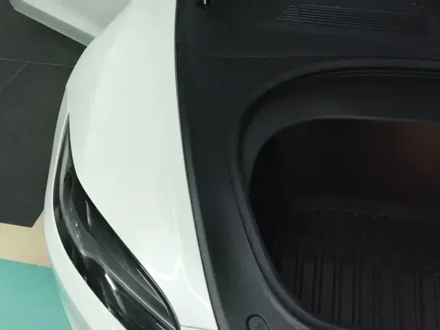 Tesla Model 3 — Фото автомобиля 21