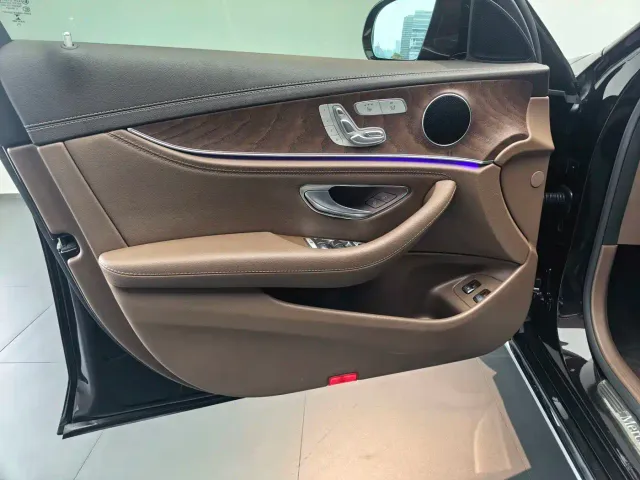 Mercedes-Benz E-Class — Фото автомобиля 6