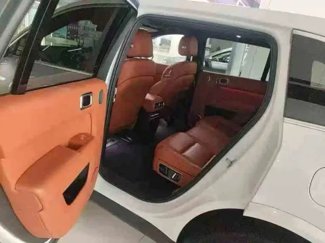 Li Auto L7 — Фото автомобиля 8