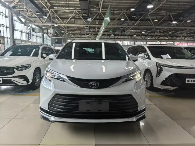 Toyota Sienna — Фото автомобиля 2