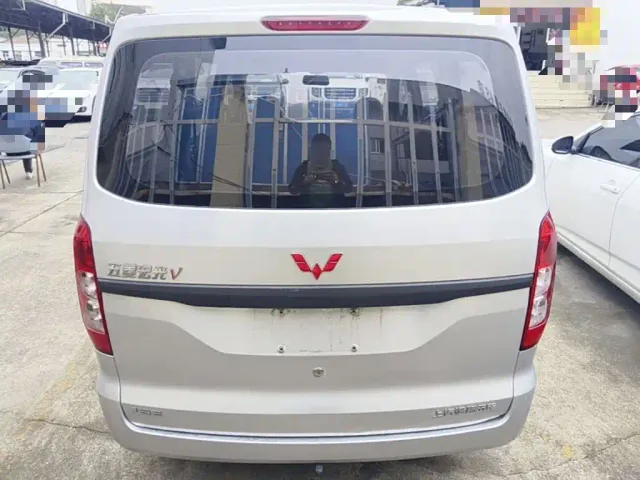 Wuling Hongguang V — Фото автомобиля 5