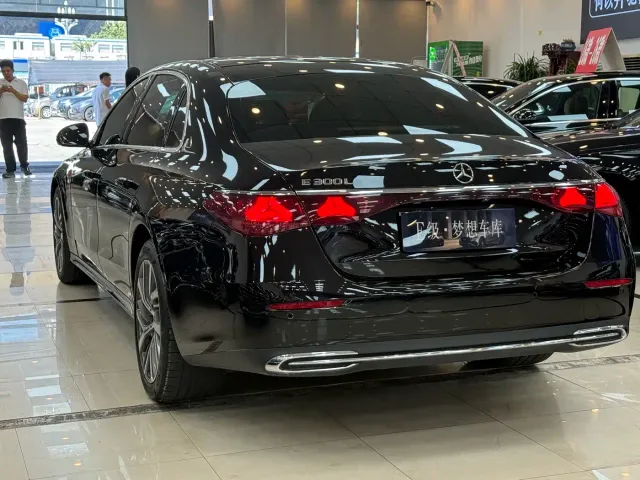 Mercedes-Benz E-Class — Фото автомобиля 4