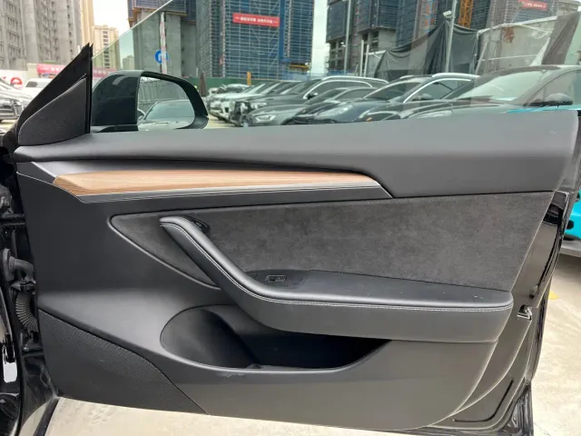 Tesla Model 3 — Фото автомобиля 16