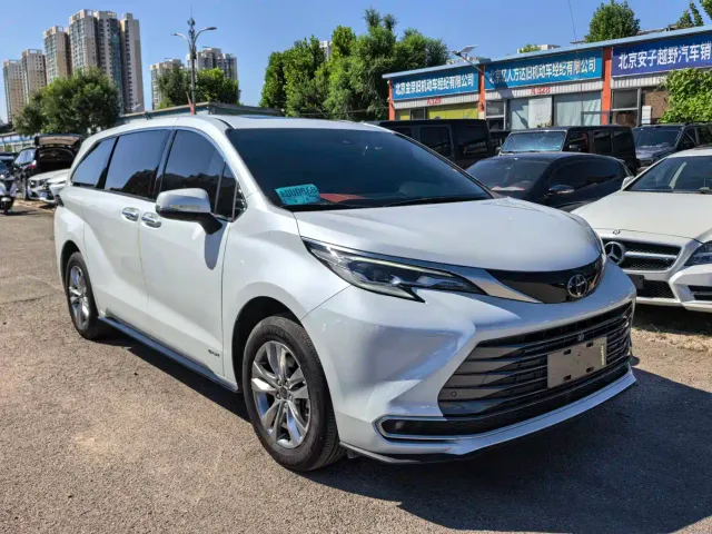Toyota Sienna — Фото автомобиля 3
