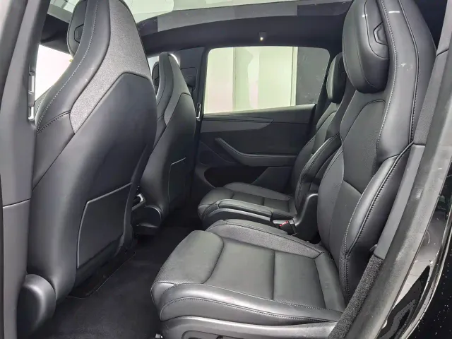 Tesla Model Y L — Фото автомобиля 5