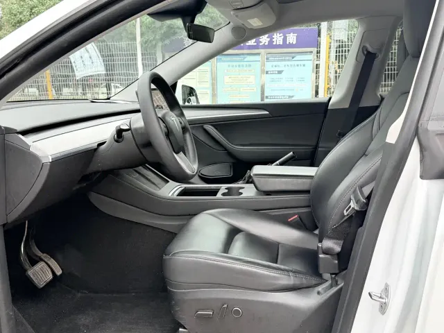 Tesla Model Y — Фото автомобиля 5