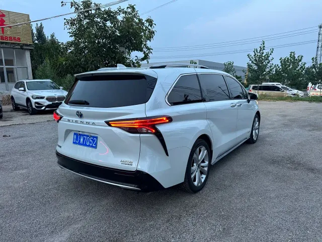 Toyota Sienna — Фото автомобиля 3