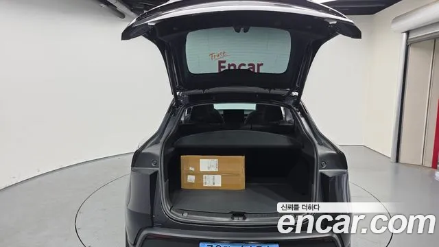 Tesla Model Y — Фото автомобиля 16