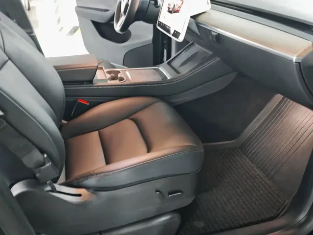 Tesla Model Y — Фото автомобиля 8
