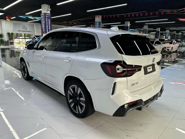 BMW iX3 — Фото автомобиля 7