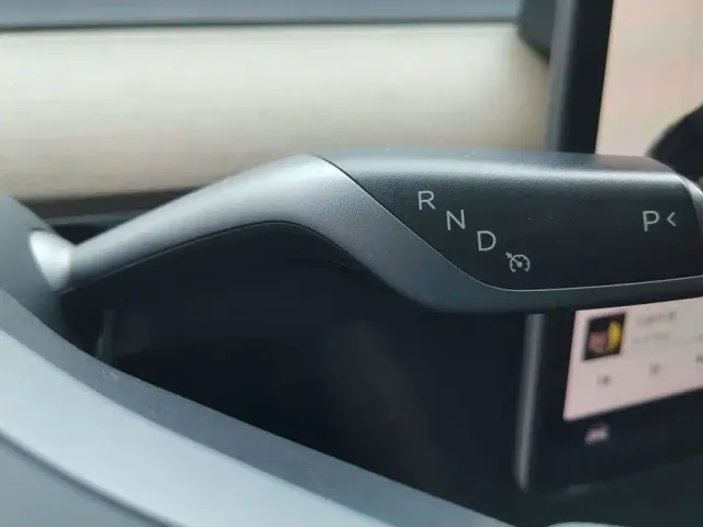 Tesla Model Y — Фото автомобиля 16