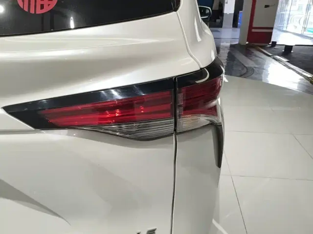 Toyota Sienna — Фото автомобиля 7