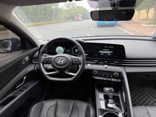 Hyundai Elantra — Фото автомобиля 8