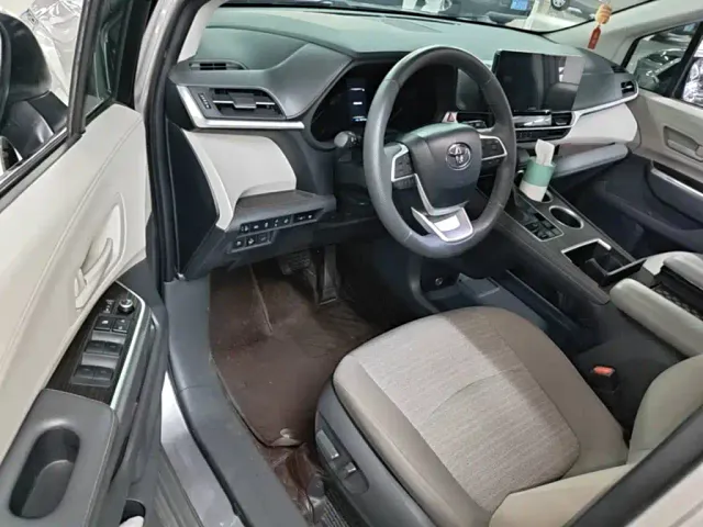 Toyota Sienna — Фото автомобиля 15