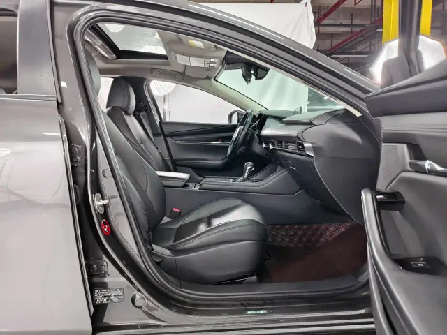 Mazda Axela — Фото автомобиля 19