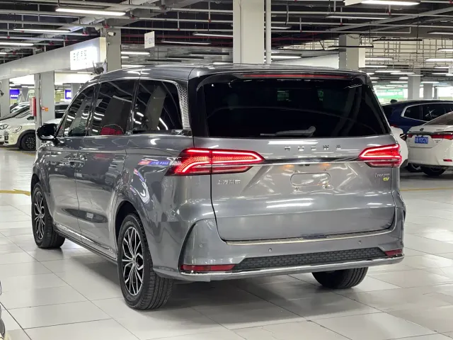 Roewe iMAX8 — Фото автомобиля 4