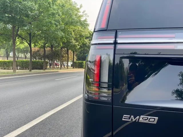 Volvo EM90 — Фото автомобиля 6