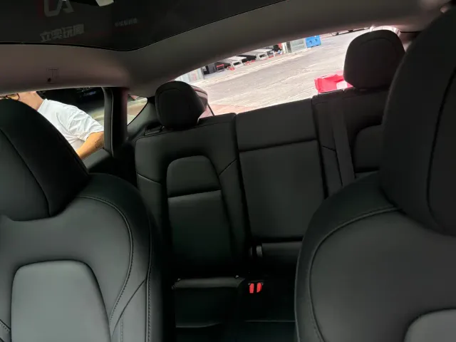 Tesla Model Y — Фото автомобиля 11