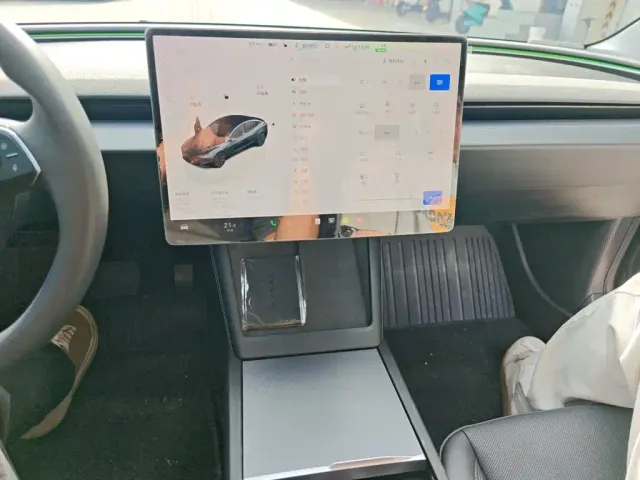 Tesla Model 3 — Фото автомобиля 14