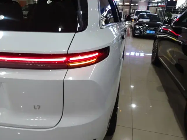 Li Auto L7 — Фото автомобиля 7