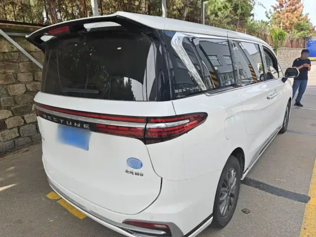 Bestune Besturn M9 — Фото автомобиля 6