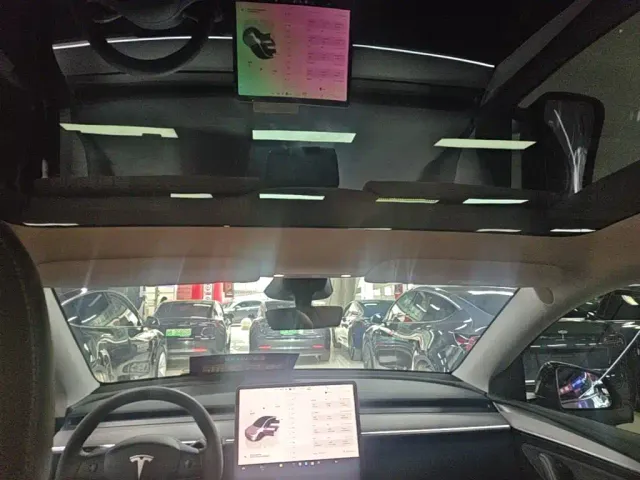 Tesla Model Y — Фото автомобиля 17