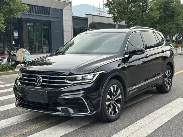 Фотография автомобиля — Volkswagen Tiguan L