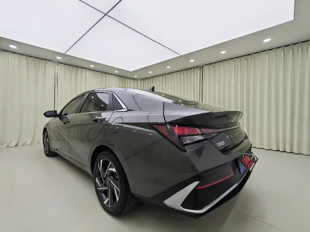 Hyundai Elantra — Фото автомобиля 4