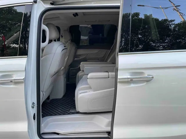Roewe iMAX8 — Фото автомобиля 6