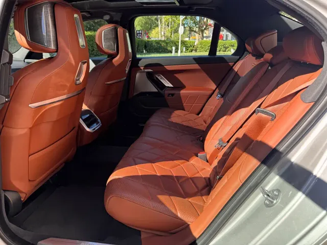 BMW i7 — Фото автомобиля 18