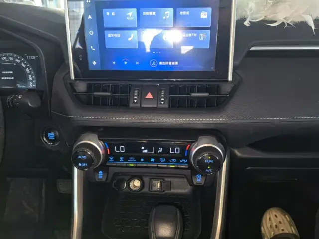 Toyota RAV4 — Фото автомобиля 12