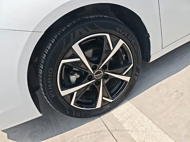 Roewe i5 — Фото автомобиля 22