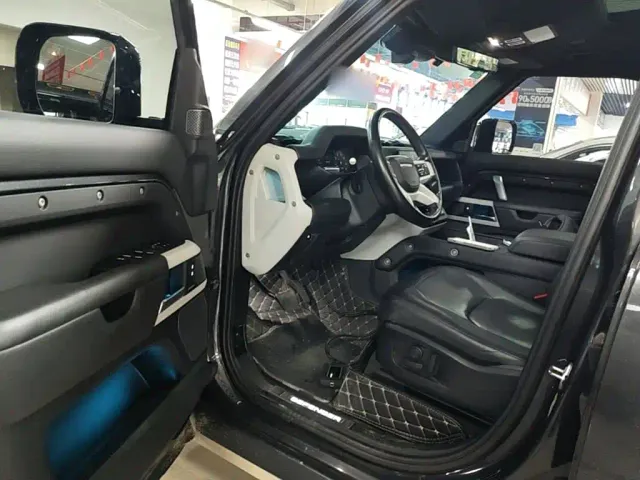 Land Rover Defender — Фото автомобиля 15