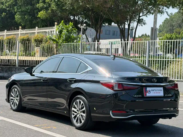 Lexus ES — Фото автомобиля 4