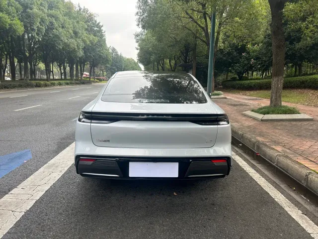 Geely Galaxy E8 — Фото автомобиля 9