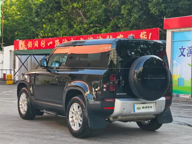 Land Rover Defender — Фото автомобиля 9