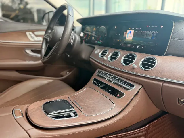 Mercedes-Benz E-Class — Фото автомобиля 23