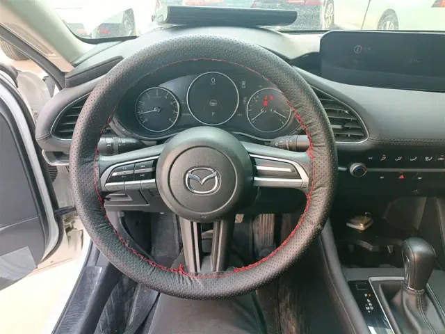 Mazda Axela — Фото автомобиля 10