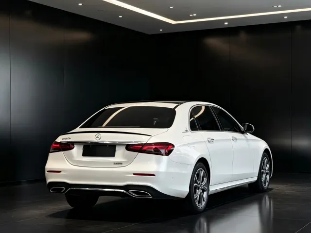 Mercedes-Benz E-Class — Фото автомобиля 4