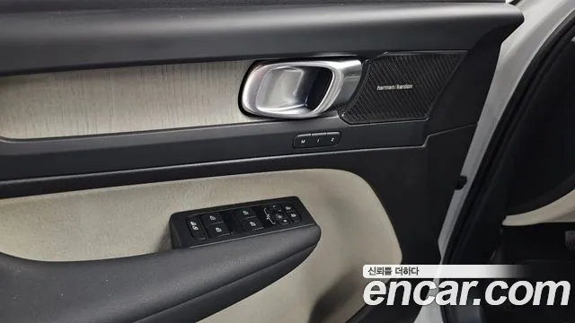 Volvo XC40 — Фото автомобиля 30